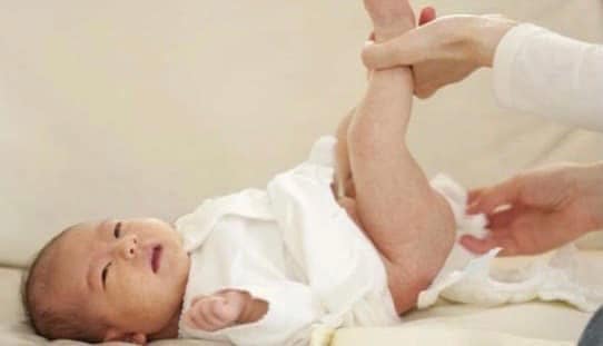 Đặc điểm phân của bé – Phân biệt Bất dung nạp Lactose và quá tải Lactose